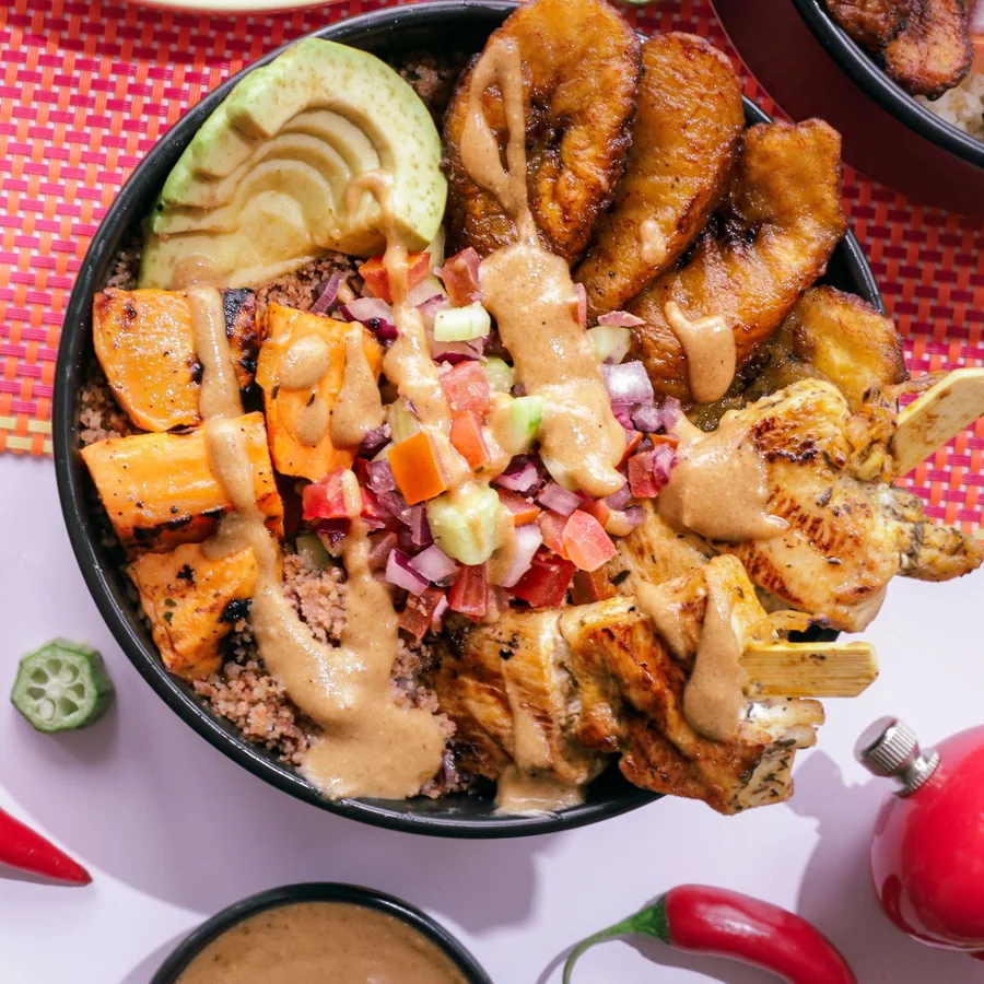 Bowl afro-contemporain aux brochettes grillées et légumes de saison