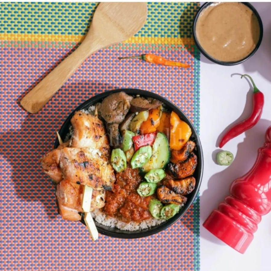 Bowl de poulet grillé, légumes et sauce maison