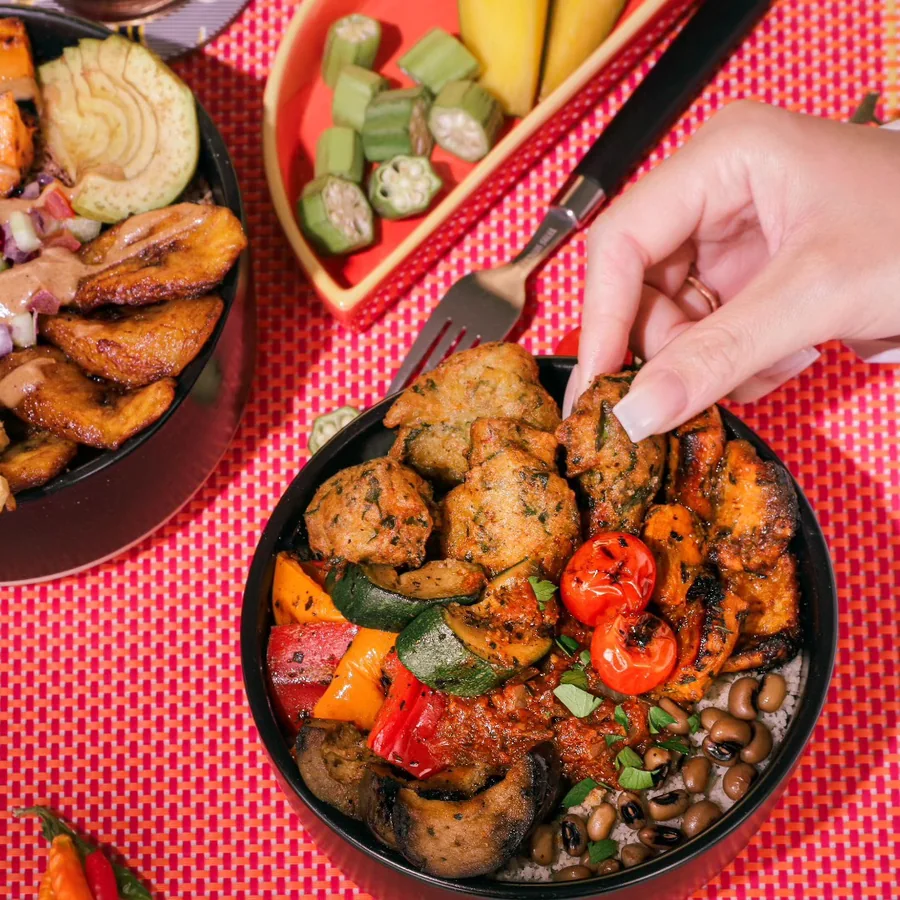 Bowl afro-contemporain grillé, légumes de saison et piment