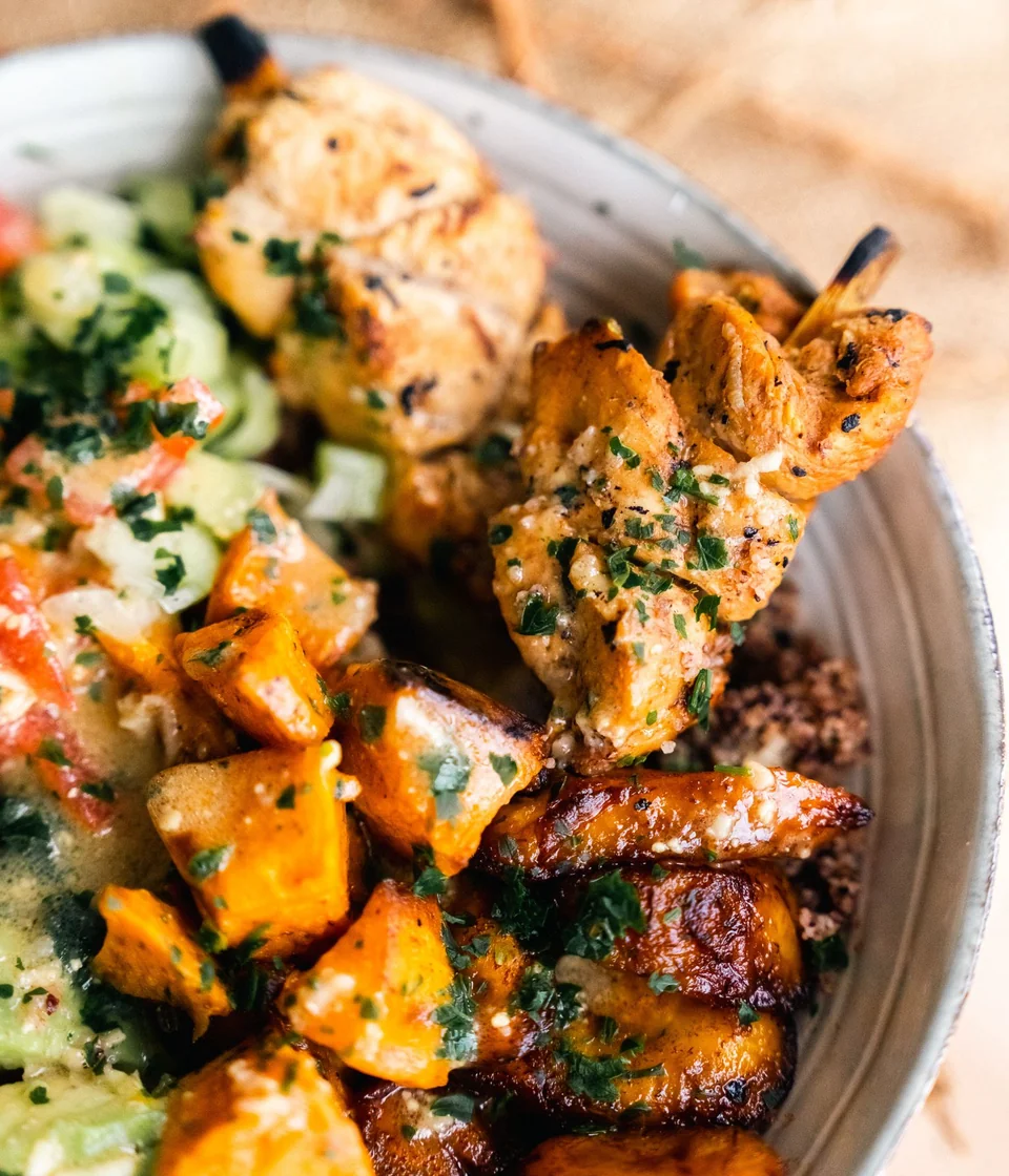 Plat afro-contemporain grillé des Délices d’YZO, dressé à la main