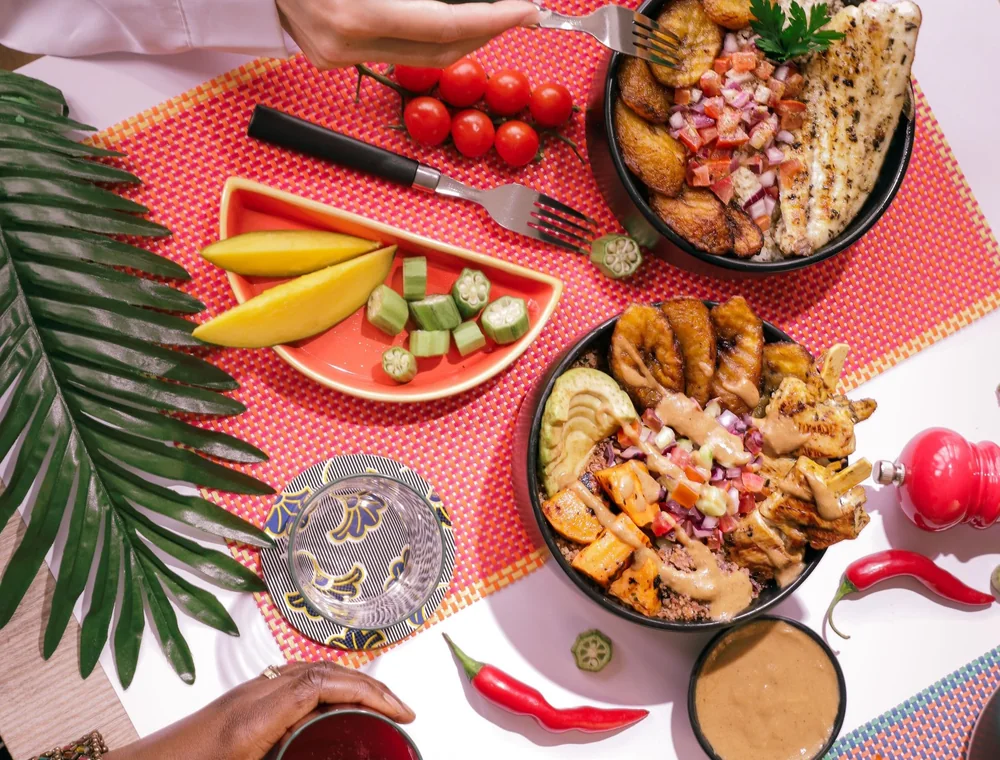 Buffet afro-contemporain à partager, dressé à la main