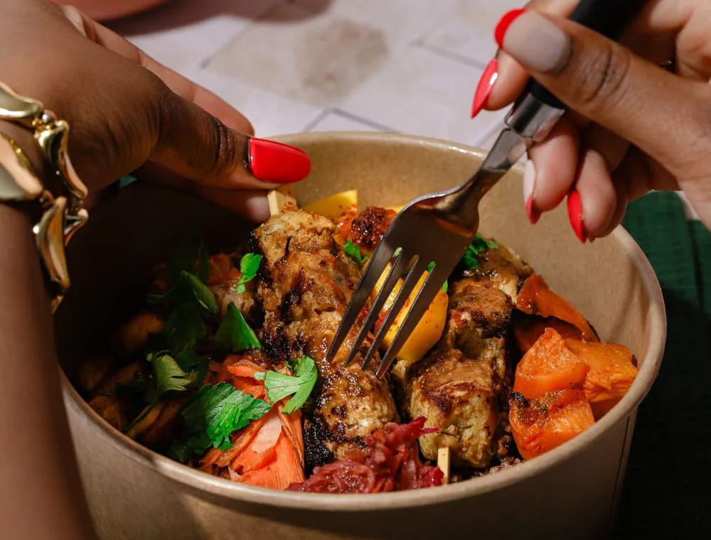 Réception et événement d’entreprise afro-contemporain, cuisine dressée à la main