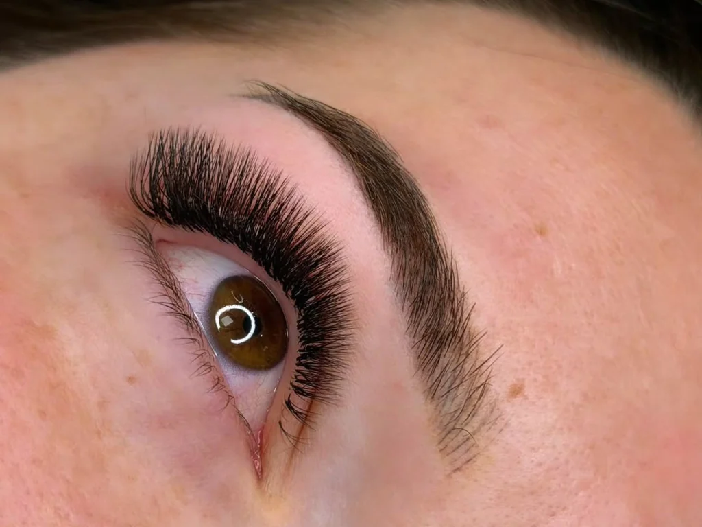 Pose Foxy Eyes — Room beauté